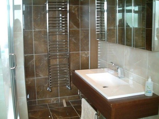 interer_sovmeshhennoj_vanny_i_tualeta_v_xrushhevke_02