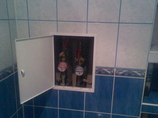 idei_kak_spryatat_truby_v_vannoj_komnate_06