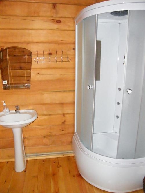 kabina_v_derevyannom_dome_02